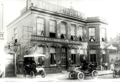 63041 Gezicht op de voorgevel van de Eerste Utrechtsche Wielrijschool [autorijschool] (Maliebaan 35) te Utrecht.N.B. ...